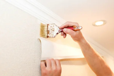 Pose de papier peint à Èze — revêtements muraux et toiles de verre